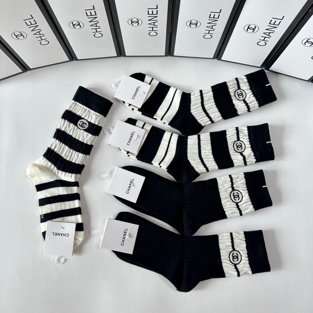 Embroidered Mid-Length Socks